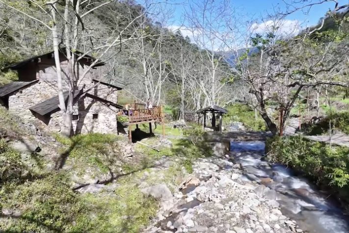 Vilarejo escondido entre montanhas na China tem moinhos de 200 anos e casas feitas de pedra - Reprodução/YouTube