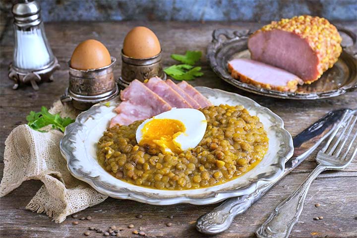 Em muitas famÃ­lias, a lentilha Ã© o primeiro alimento a ser consumido apÃ³s a meia-noite da virada do ano, superando atÃ© mesmo pratos de carne.  