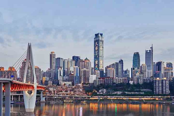 Chongqing, Centro financeiro- Estrada ( Rodovia Lingpaishi) em Z de em Chongqing, na China, assusta motoristas - Juukeihc/Wikimédia Commons