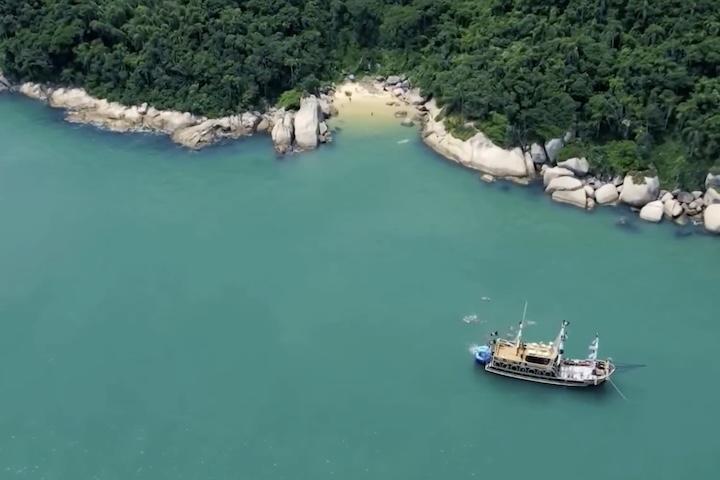 Bombinhas tem 67% de área verde, três unidades de conservação e 39 praias, sendo cinco com selo Bandeira Azul.