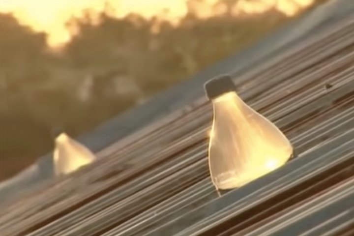 Instalada no telhado, a garrafa refrata o sol e ilumina ambientes escuros como se fosse uma lâmpada de 40 watts, reduzindo o uso de eletricidade durante o dia.