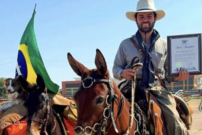 Trajeto de 10 mil km! Conheça o brasileiro que tenta voltar dos Estados Unidos ao Brasil montado em mula