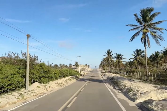 Estrada que liga praias do Ceará é considerada uma das mais bonitas do Brasil - Reprodução/YouTube