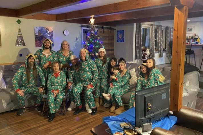 Homem de 74 anos se torna o mais velho do mundo a ser adotado - Reprodução/Guinness World Records