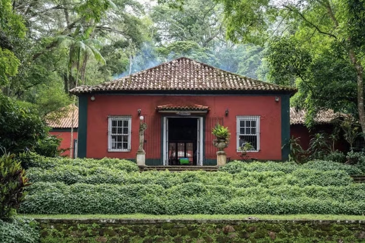 O restaurante fica situado em um casarão colonial que já foi residência do Barão de Escragnolle, amigo de D. Pedro II. 
