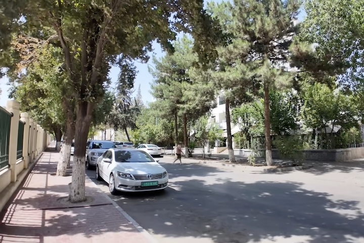 Outra curiosidade é que, desde 2018, por decreto governamental, apenas carros brancos têm permissão para circular na capital.