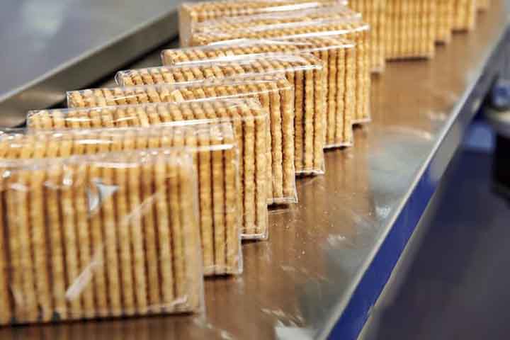 A chegada do cream cracker ao Brasil ocorreu no início do século XX, acompanhando a expansão das indústrias alimentícias e a influência de hábitos europeus no consumo urbano.
