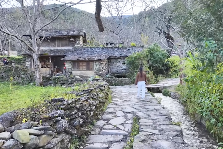Estas casas antigas, muitas ainda habitadas, estendem-se por vielas estreitas e irregulares, dando a sensação de que vida ali parou no tempo.