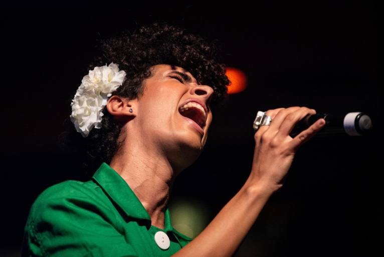 Luísa Caetano faz show em homenagem a Elis Regina