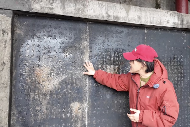 De acordo com as crenças locais, se o monumento ficar úmido e escurecido, os habitantes entendem como sinal de chuva no dia seguinte. 