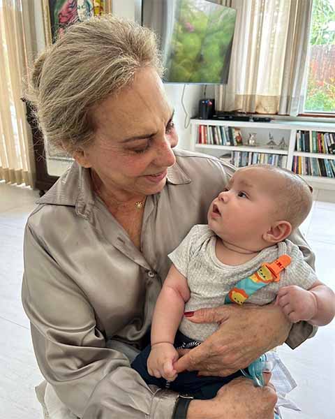 Arlete Salles tem dois filhos, ambos frutos de seu casamento com o ator e humorista Lúcio Mauro: o ator Alexandre Barbalho e o cineasta Gilberto Salles. Ela tem ainda dois netos e se tornou bisavó em 2024. 
