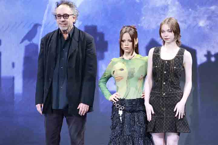 A decisão se mostrou acertada. Sua performance na série dirigida por Tim Burton foi amplamente elogiada e se tornou um dos elementos mais carismáticos da produção.
