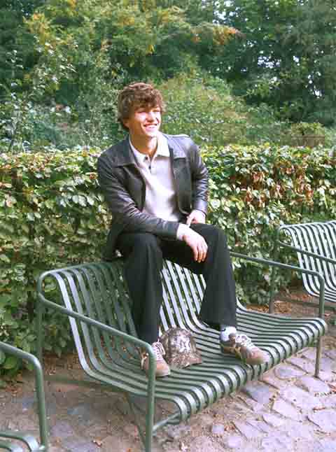 Alguns anos depois, voltou ao centro das atenções televisivas ao interpretar Trevor Strand na primeira temporada de “Walker”, exibida em 2021.
