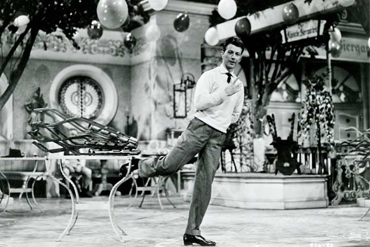 Donald O’Connor (1925–2003) - Carismático e ágil, ficou eternizado pelo número “Make ’Em Laugh”, de “Cantando na Chuva”. Sua combinação de humor físico e precisão técnica faz dele um dos grandes do gênero.
