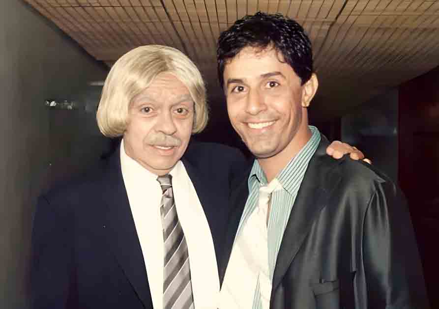 O momento de virada na sua carreira ocorreu em 1989, quando Tom Cavalcante conheceu Chico Anysio, que o convidou a ir ao Rio de Janeiro para integrar o elenco do “Chico Anysio Show”. 
