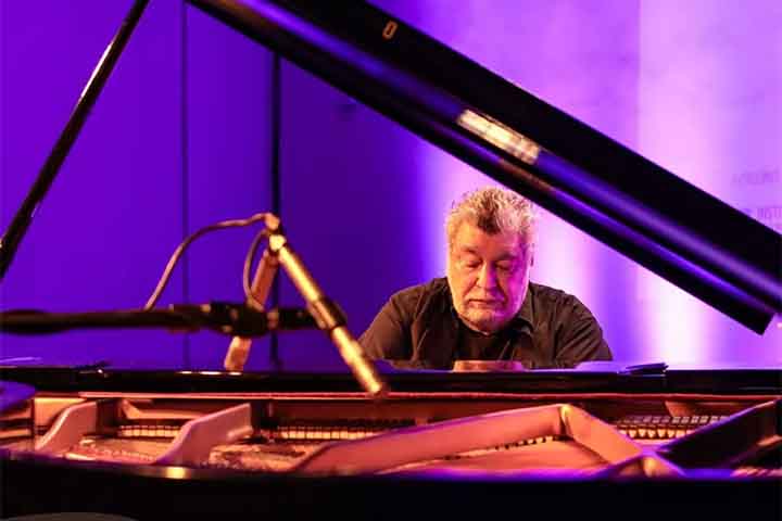 No dia 14, ele  segue para Belo Horizonte, onde se apresenta no Teatro Feluma. As atividades continuam no dia 16 de dezembro, quando o mÃºsico sobe ao palco do Teatro Sesc GinÃ¡stico, no Rio de Janeiro. 
