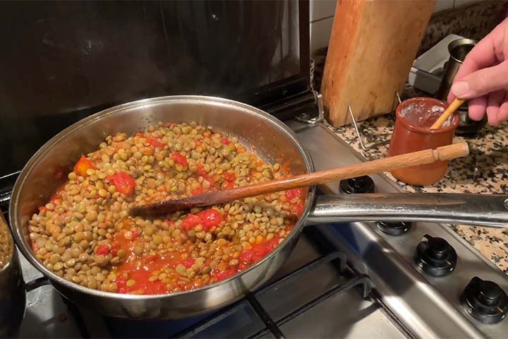 A forma mais comum de preparo no Brasil é a salada de lentilha ou a sopa de lentilha, frequentemente combinadas com outros ingredientes que também trazem boas vibrações, como cebola, alho, e temperos frescos.
