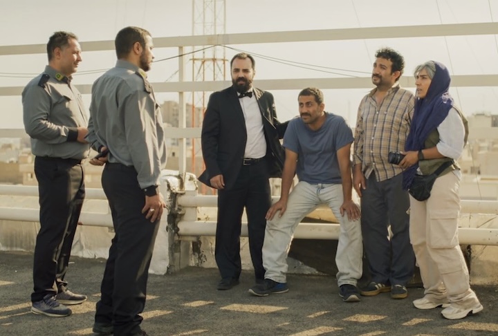 A trama gira em torno de um ex-preso político que acredita ter encontrado seu torturador de anos atrás.