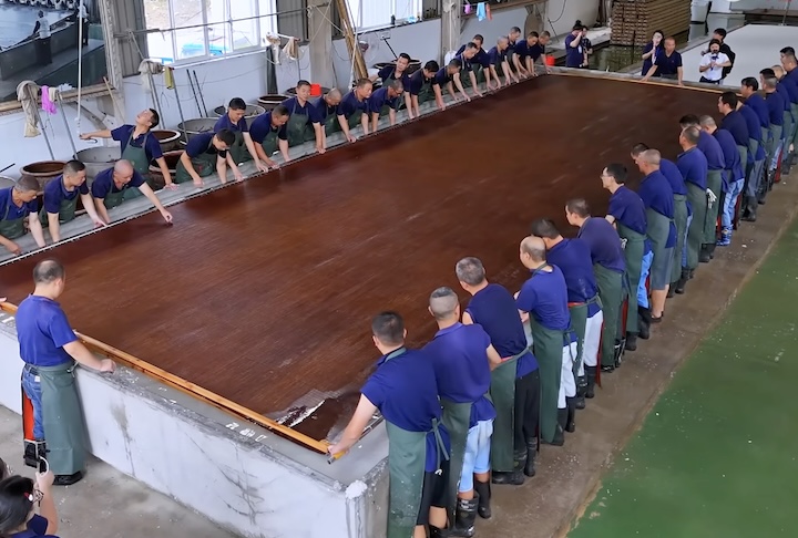 O processo de fabricação do papel demanda mais de um ano. Algumas folhas já chegaram a ser vendidas por até US$ 60 mil em leilões. 