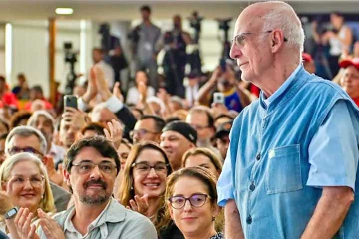 Seus posicionamentos críticos em relação a governos e a figuras políticas conservadoras ampliaram esse embate, fazendo com que ele se tornasse alvo frequente de ataques e campanhas de difamação, sobretudo nas redes sociais.
