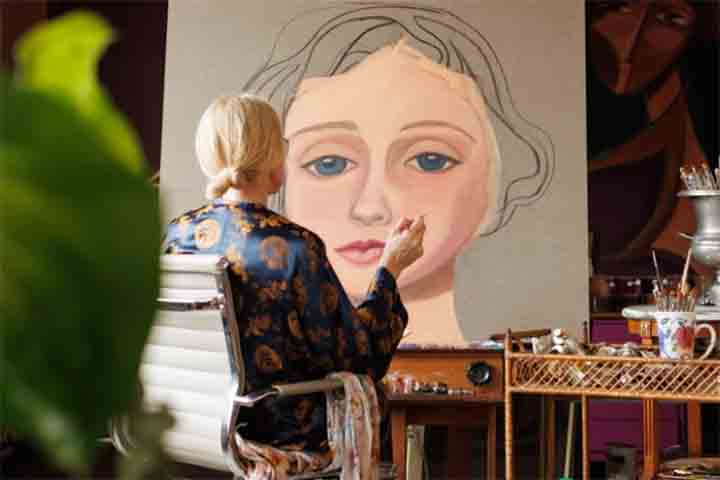 Aos 56 anos, Claudia mantém um ateliê em São Paulo, onde desenvolve suas obras e explora diferentes linguagens artísticas. 
