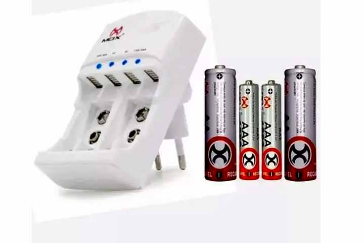 A história das pilhas remonta ao final do século XVIII, com o trabalho do físico italiano Alessandro Volta.  Em 1800, ele desenvolveu a primeira fonte de corrente contínua, a 