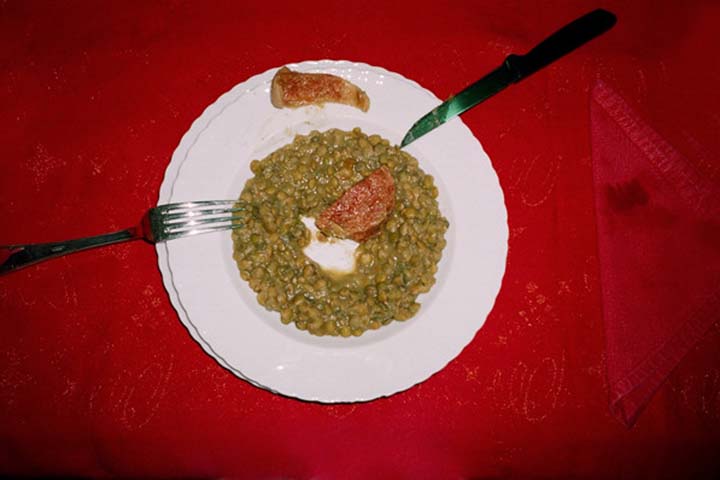 O ato de comer a lentilha é muitas vezes acompanhado por pequenos rituais. É comum a superstição de que se deve comer pelo menos uma colherada do grão, ou até sete, para garantir a sorte e a prosperidade. 