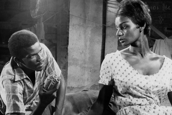 O primeiro longa-metragem veio em 1962, com â??Barraventoâ?, obra que lhe rendeu reconhecimento internacional ao ser premiada no Festival de Karlovy Vary, na antiga TchecoslovÃ¡quia.
