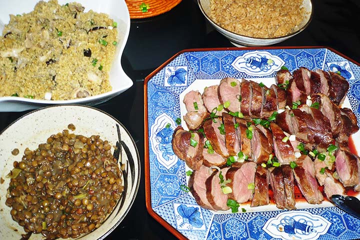 Por fim, algumas pessoas até colocam dinheiro embaixo do prato ou entram na casa com o pé direito após a meia-noite, complementando a simpatia da lentilha. 