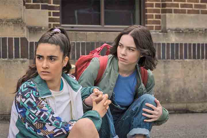 Em 2024, Emma foi anunciada como protagonista da adaptação televisiva de “Manual de Assassinato para Boas Garotas”, interpretando Pippa Fitz-Amobi em uma série de mistério que consolidou ainda mais seu prestígio como jovem atriz capaz de liderar projetos de grande projeção.
