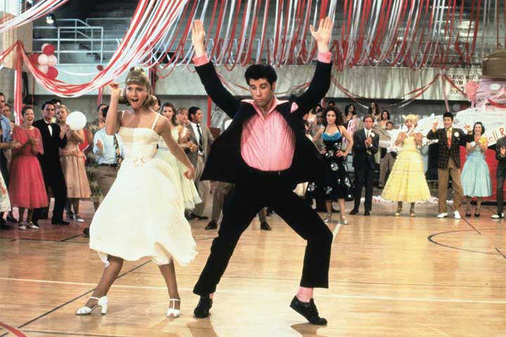 John Travolta (1954–) - Explodiu em “Grease - Nos Tempos da Brilhantina” e “Os Embalos de Sábado à Noite”, tornando-se símbolo da dança pop no cinema. Seu magnetismo e estilo marcaram a cultura jovem das décadas de 70 e 80.
