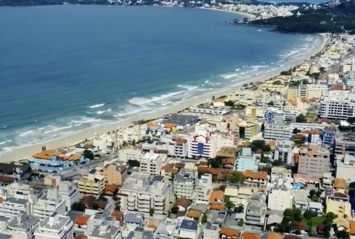 A taxa é aplicada durante a alta temporada, que vai de novembro a abril, e pode chegar a R$ 191,50 — veículos de pequeno porte pagam R$ 38 e utilitários R$ 57, por exemplo. 