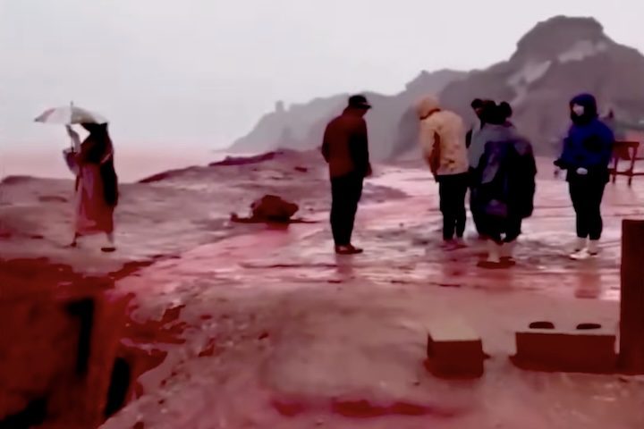 Registros do fenômeno nas redes sociais mostram quedas d’água tingidas de vermelho e o mar mudando de cor, o que atraiu visitantes curiosos. 