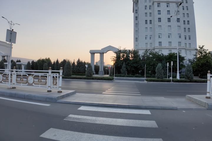 Mesmo com quase um milhão de habitantes, Ashgabat frequentemente parece deserta, o que acentua a impressão de um espaço planejado mais para exibição do que para a vida cotidiana.