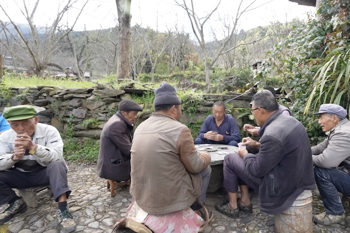 O cotidiano em Gumo é rural e tranquilo: cenas como idosas chinesas torrando nozes em fogueiras e senhores conduzindo o gado são comuns.  