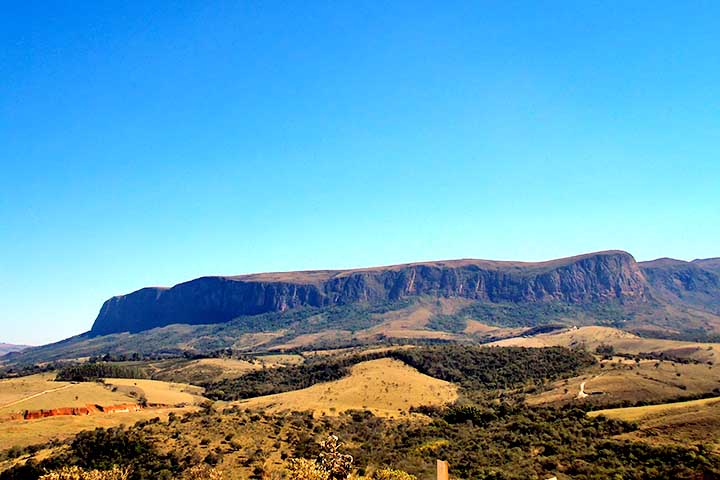 O acesso ao parque e às atrações é feito majoritariamente por estradas de terra, sendo o uso de veículos 4x4 frequentemente recomendado, especialmente na época das chuvas, que vai de outubro a abril.