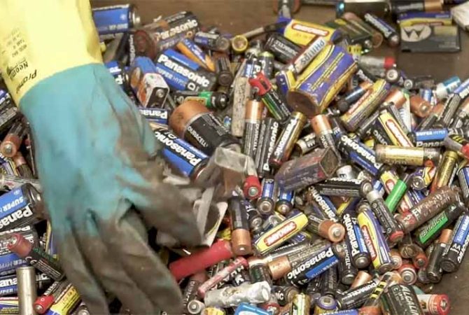 Saiba por que é perigoso descartar pilhas no lixo comum