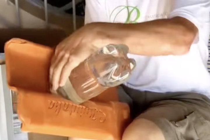 A invenção fez tanto sucesso que o próprio criador resolveu ensiná-la gratuitamente em oficinas e demonstrações. 