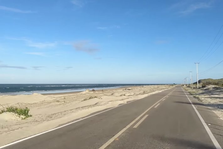 Estrada que liga praias do Ceará é considerada uma das mais bonitas do Brasil - Reprodução/YouTube