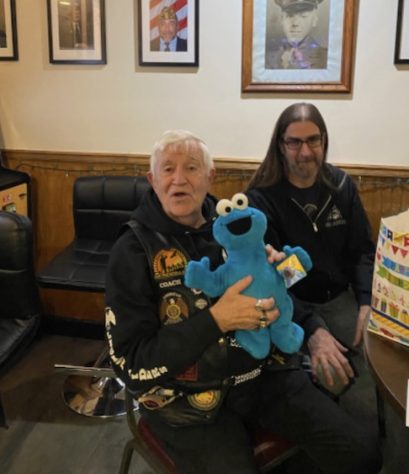 Homem de 74 anos se torna o mais velho do mundo a ser adotado - Reprodução/Guinness World Records