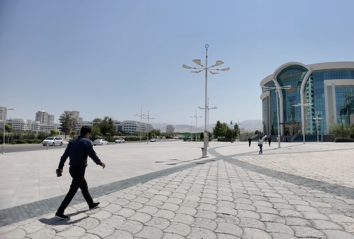 AlÃ©m disso, barbas e bigodes sÃ£o proibidos para jovens a fim de criar-se um 
