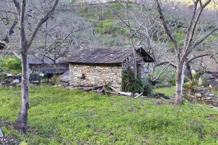Vilarejo escondido entre montanhas na China tem moinhos de 200 anos e casas feitas de pedra - Reprodução/YouTube