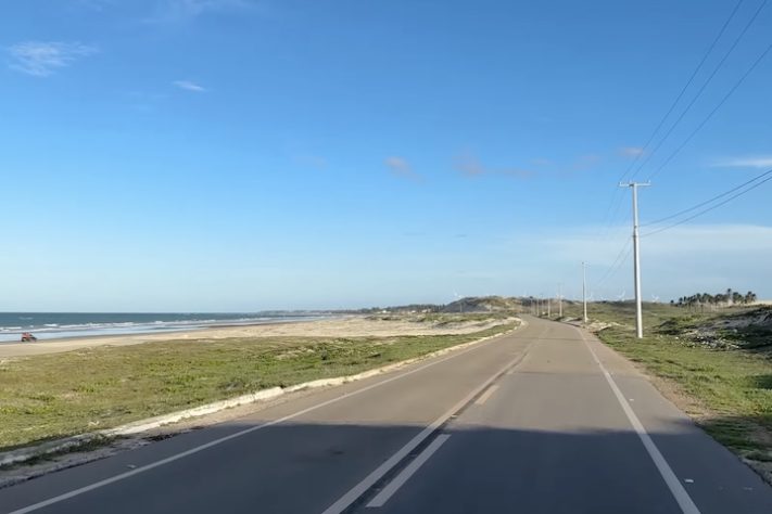 Estrada que liga praias do Ceará é considerada uma das mais bonitas do Brasil - Reprodução/YouTube