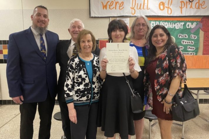 Homem de 74 anos se torna o mais velho do mundo a ser adotado - Reprodução/Guinness World Records