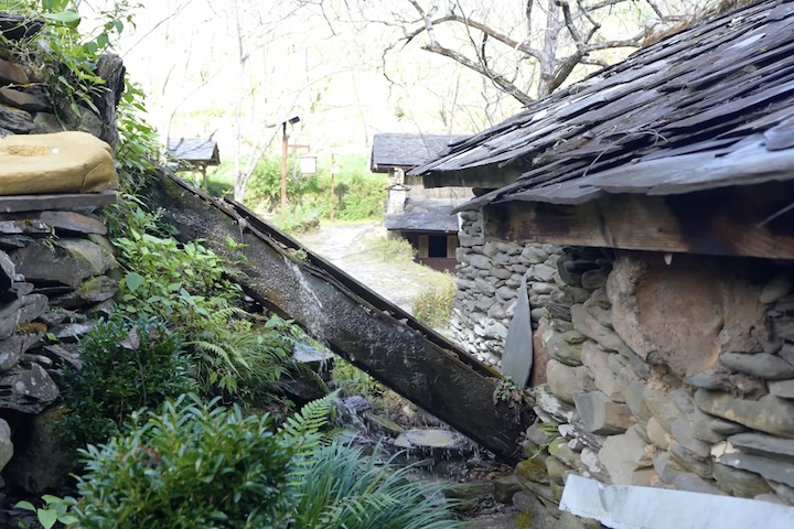 Entre essas moradias, existem moinhos movidos pela água das encostas que continuam em funcionamento mesmo após 200 anos. 