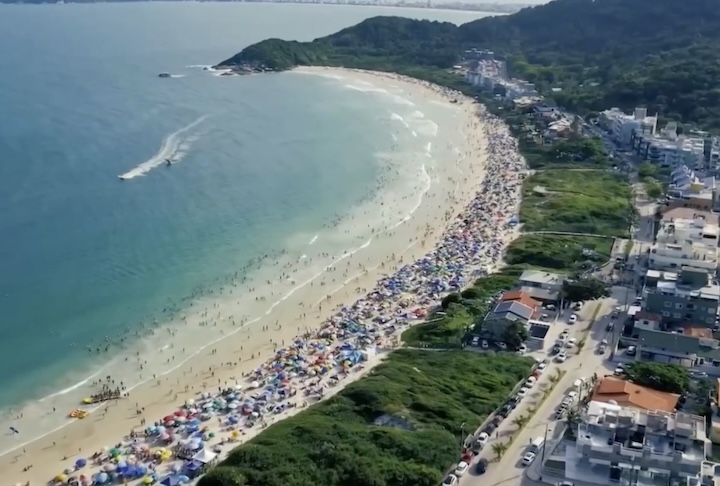Fora da alta temporada, a cidade oferece uma atmosfera mais tranquila, ideal para quem busca descanso, caminhadas e uma gastronomia à base de frutos do mar. 