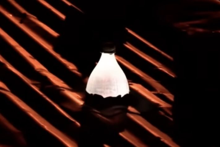 Brasileiro Alfredo Moser inventou lâmpada de garrafa PET e ganhou reconhecimento internacional - Reprodução/YouTube