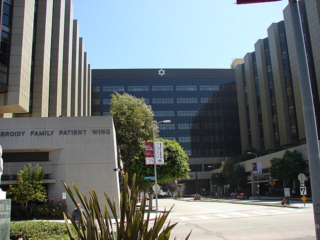 Angelina Jolie Voight nasceu em 1975 no Cedars-Sinai Medical Center, um hospital universitário terciário, sem fins lucrativos, onde também funciona um centro acadêmico de ciências da saúde em Los Angeles, na Califórnia. 
