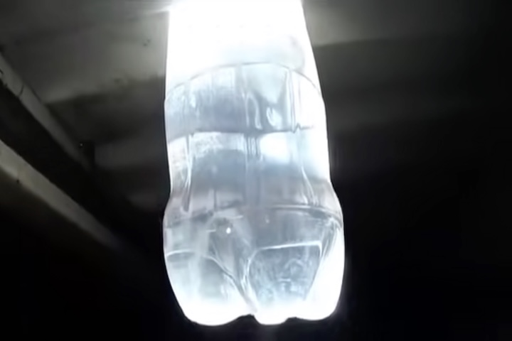 Foi em 2001 que Alfredo Moser transformou uma simples garrafa PET cheia de água em uma fonte eficiente de luz natural.