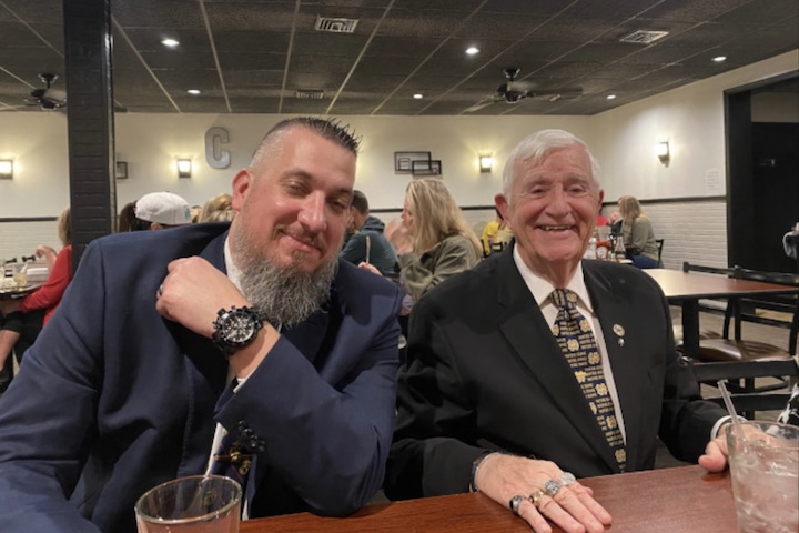 Aos 74 anos de idade, o idoso protagonizou um caso jurídico raríssimo: tornou-se o homem mais velho do mundo a ser adotado. 